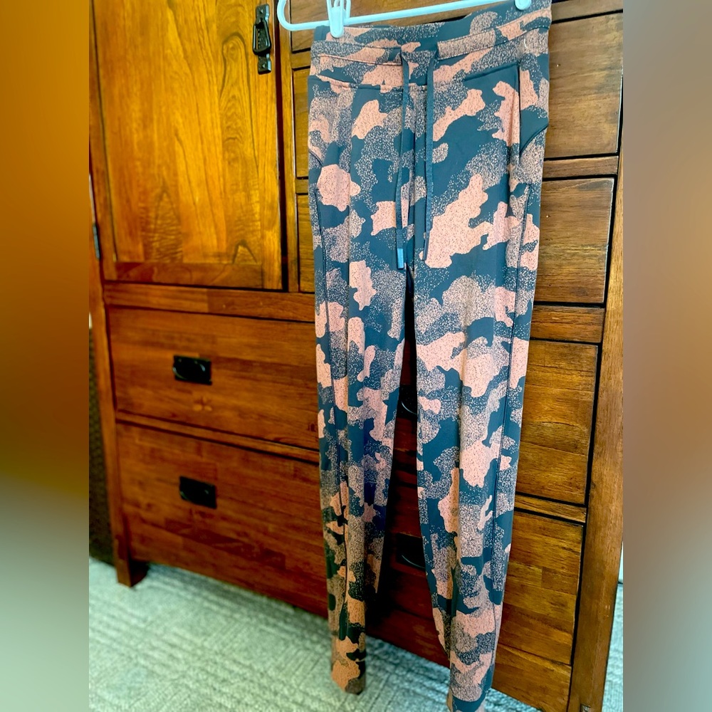 Never worn size 2 Lululemon yoga pants